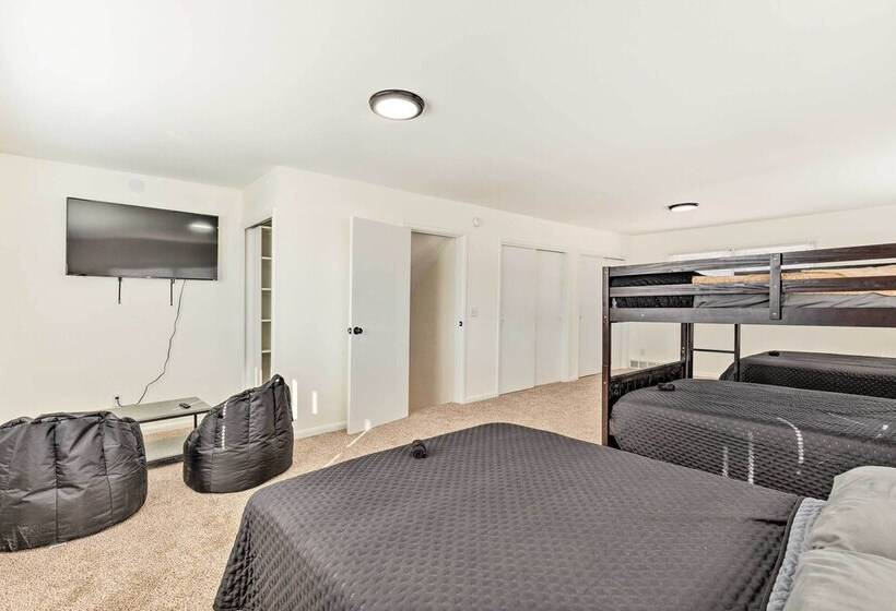 Pet Friendly Wichita Home W/ Deck, Near Dtwn