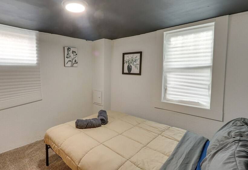 Pet Friendly Wichita Home W/ Deck, Near Dtwn