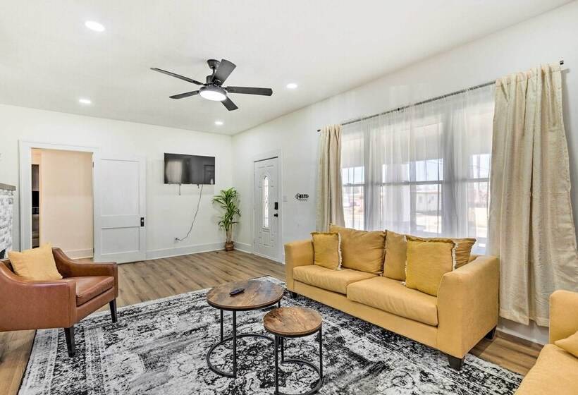 Pet Friendly Wichita Home W/ Deck, Near Dtwn