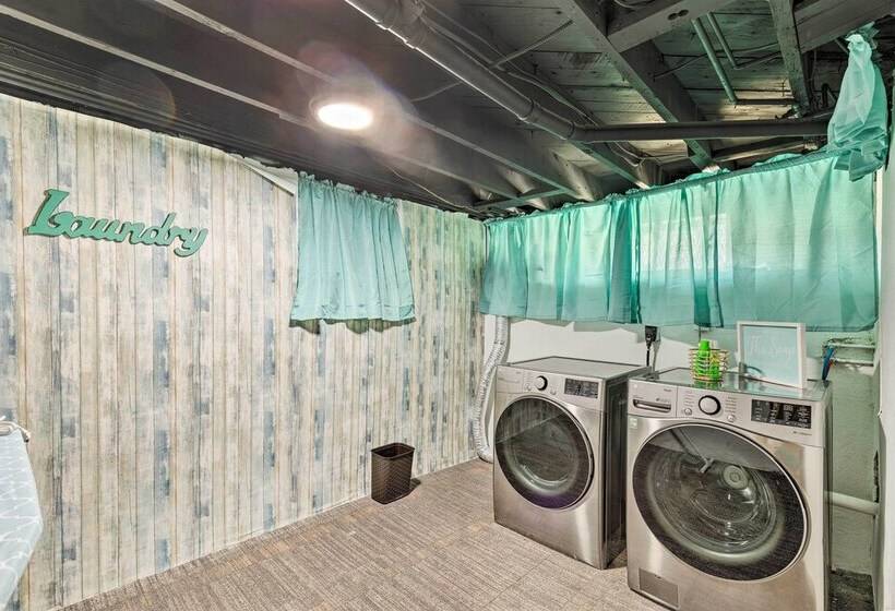 Pet Friendly Wichita Home W/ Deck, Near Dtwn