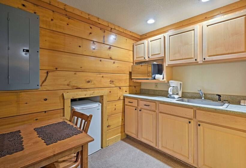 Pigeon Forge Resort Studio Cabin On Dollywood Ln!