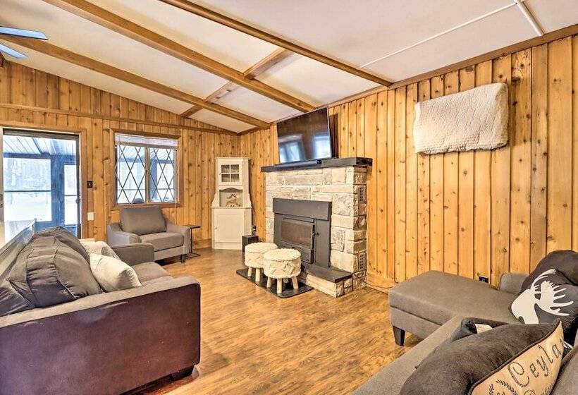 Near Skiing: Pocono Lake Cabin W/ Screened Patio