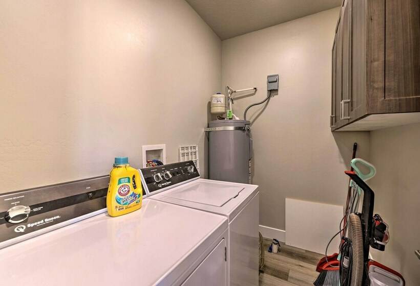 Quiet Kanab Home W/ Panoramic Views & Porch!