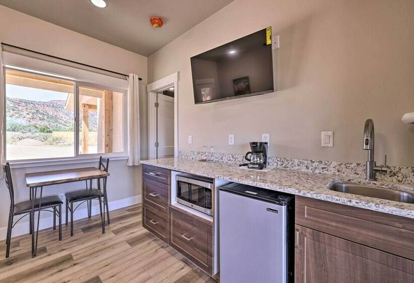 Quiet Kanab Home W/ Panoramic Views & Porch!