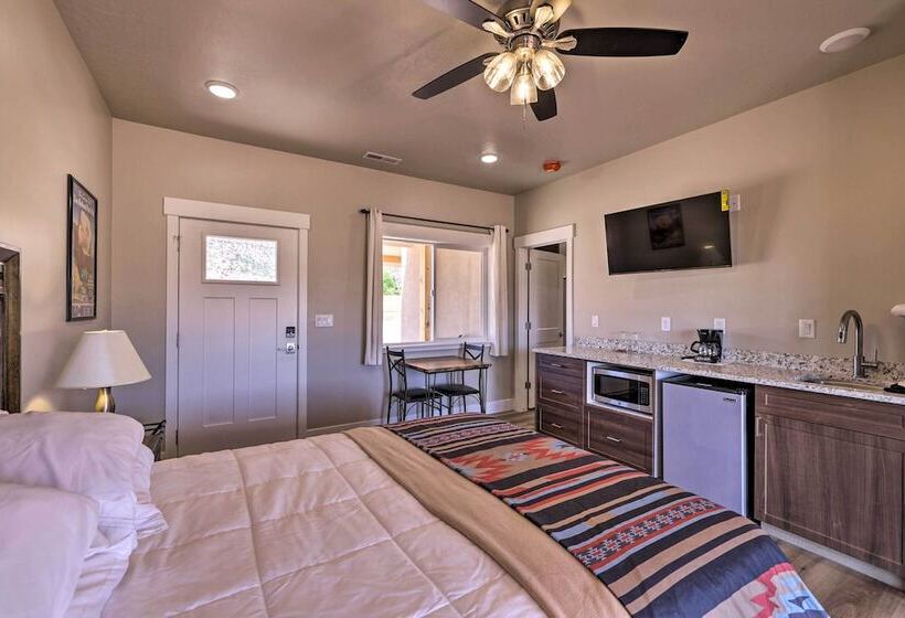 Quiet Kanab Home W/ Panoramic Views & Porch!