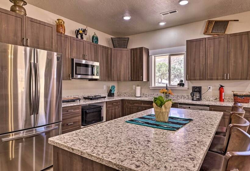 Quiet Kanab Home W/ Panoramic Views & Porch!
