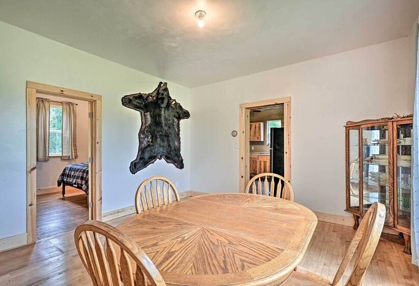 Remodeled Cecil Farmhouse, Near Shawano Lake!