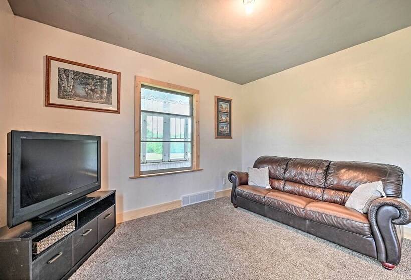 Remodeled Cecil Farmhouse, Near Shawano Lake!