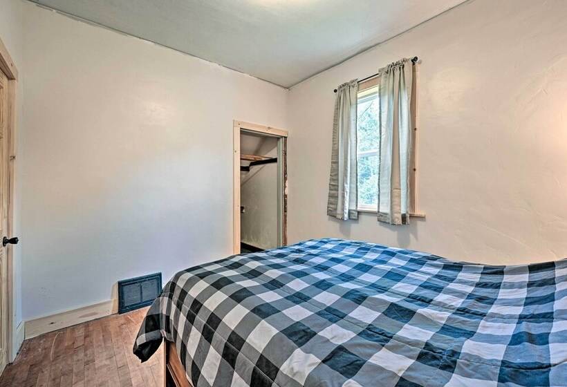 Remodeled Cecil Farmhouse, Near Shawano Lake!