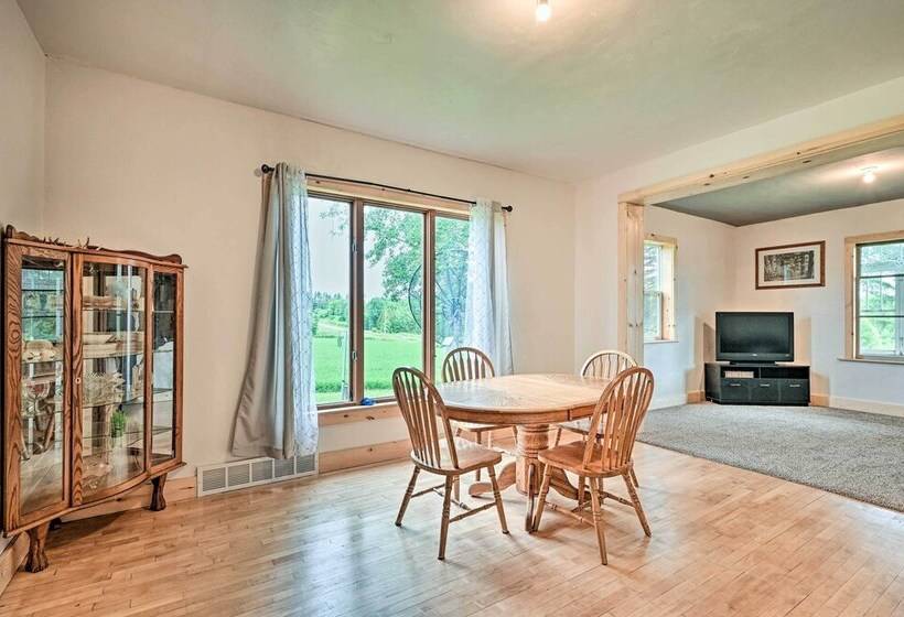 Remodeled Cecil Farmhouse, Near Shawano Lake!