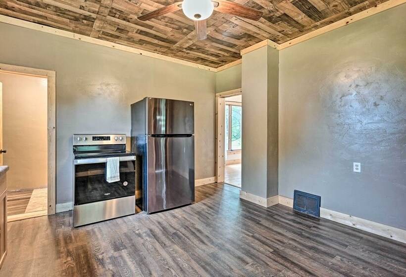 Remodeled Cecil Farmhouse, Near Shawano Lake!