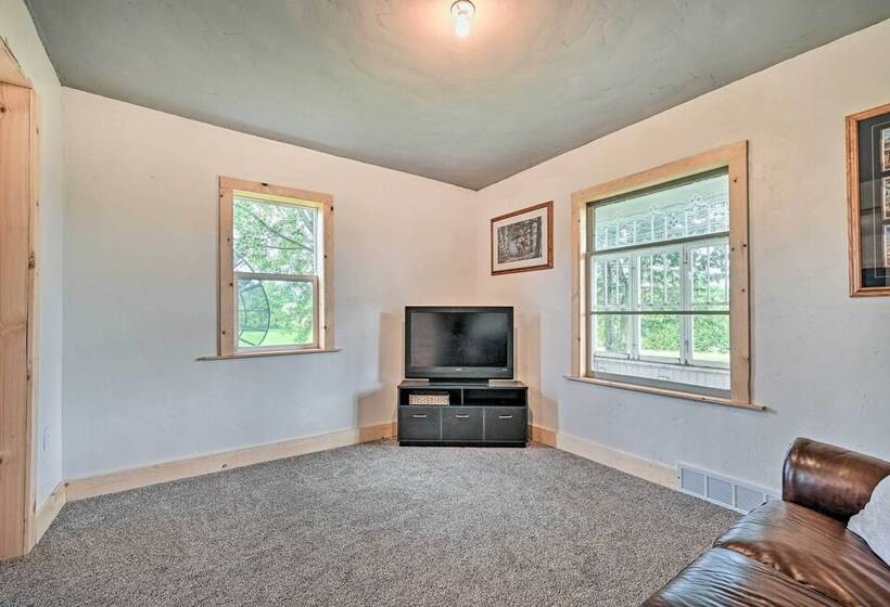 Remodeled Cecil Farmhouse, Near Shawano Lake!