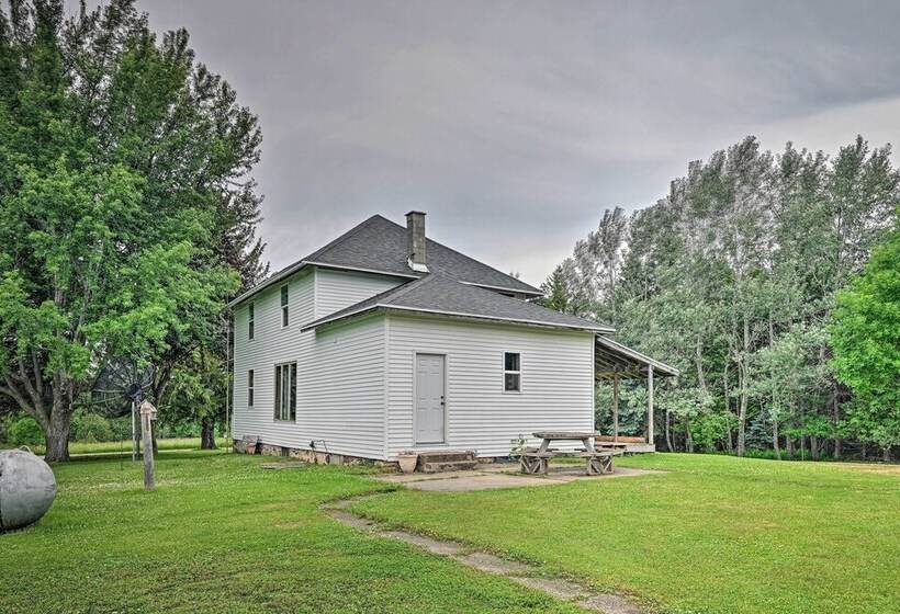Remodeled Cecil Farmhouse, Near Shawano Lake!