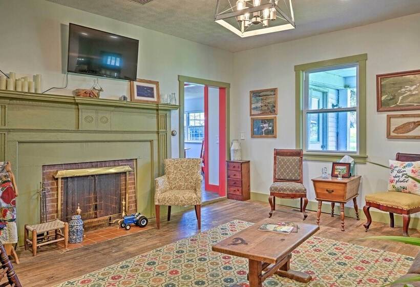 Renovated Ky Farmhouse Retreat W/ Pasture Views!