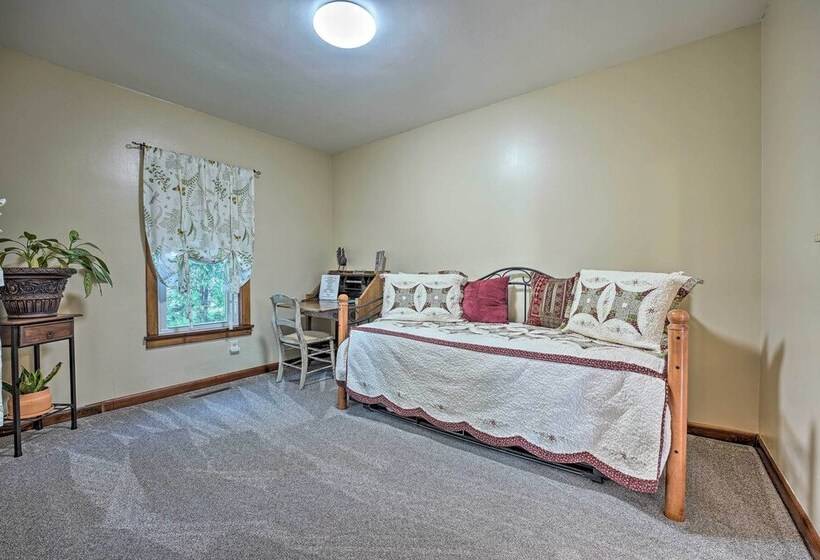 Rise And Shine Farm  In Goshen W/ Bbq & Fire Pit!