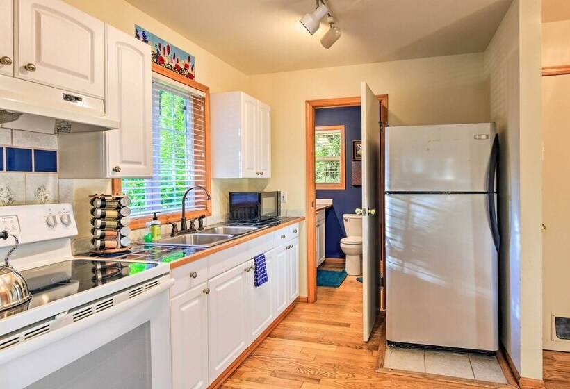 Riverfront Gold Bar Cabin Near Stevens Pass!