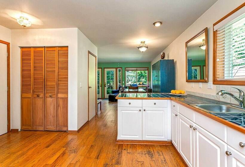 Riverfront Gold Bar Cabin Near Stevens Pass!