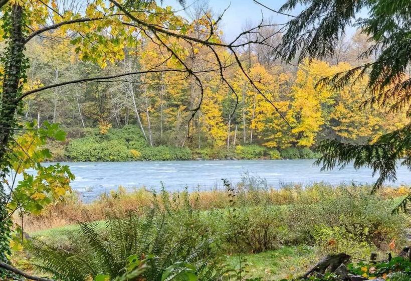Riverfront Gold Bar Cabin Near Stevens Pass!
