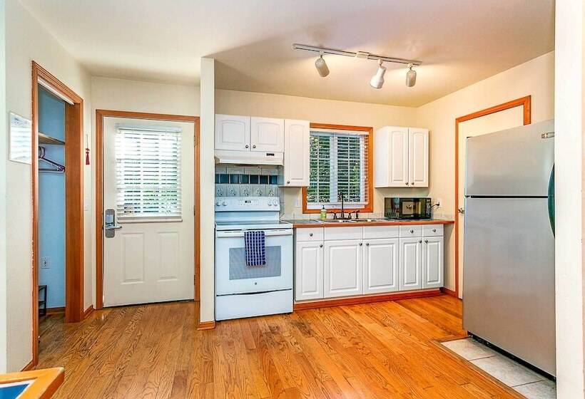 Riverfront Gold Bar Cabin Near Stevens Pass!