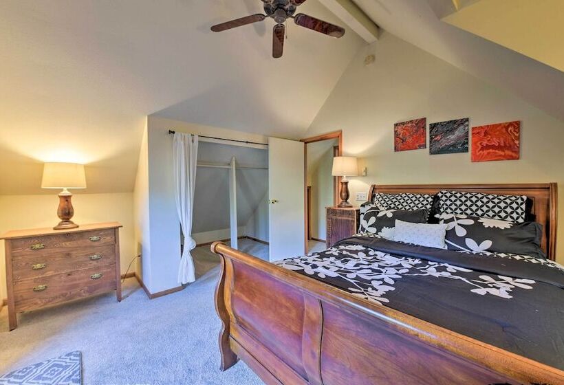 Riverfront Gold Bar Cabin Near Stevens Pass!