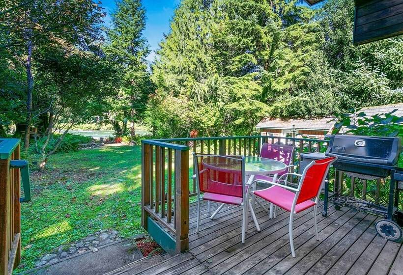 Riverfront Gold Bar Cabin Near Stevens Pass!