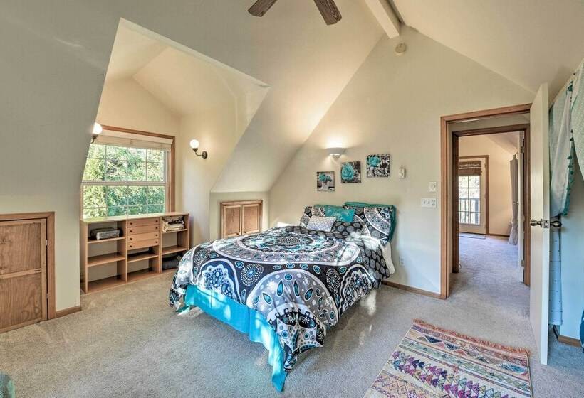 Riverfront Gold Bar Cabin Near Stevens Pass!