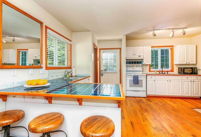 Riverfront Gold Bar Cabin Near Stevens Pass!