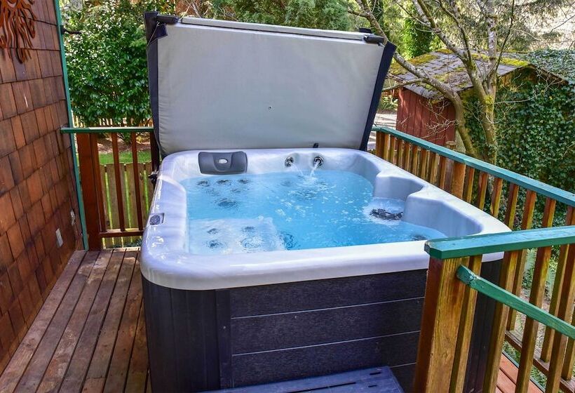 Riverfront Gold Bar Cabin Near Stevens Pass!