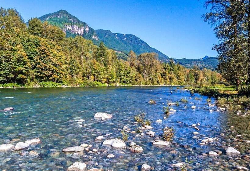 Riverfront Gold Bar Cabin Near Stevens Pass!