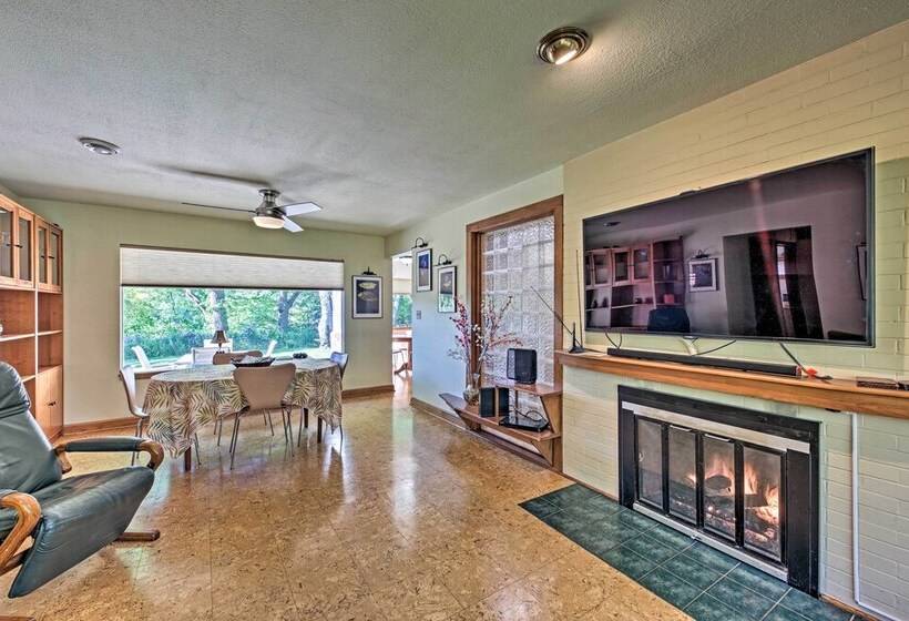 Riverfront Retreat ~ 4 Mi To Downtown Milwaukee!