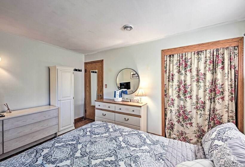 Riverfront Retreat ~ 4 Mi To Downtown Milwaukee!