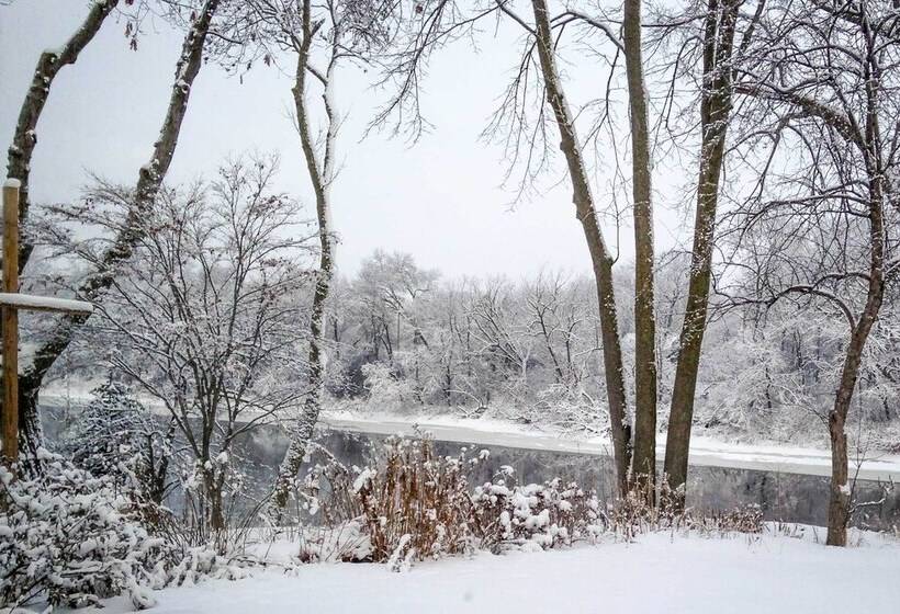 Riverfront Retreat ~ 4 Mi To Downtown Milwaukee!