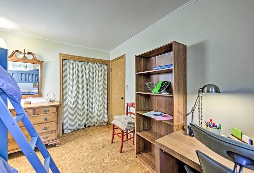 Riverfront Retreat ~ 4 Mi To Downtown Milwaukee!