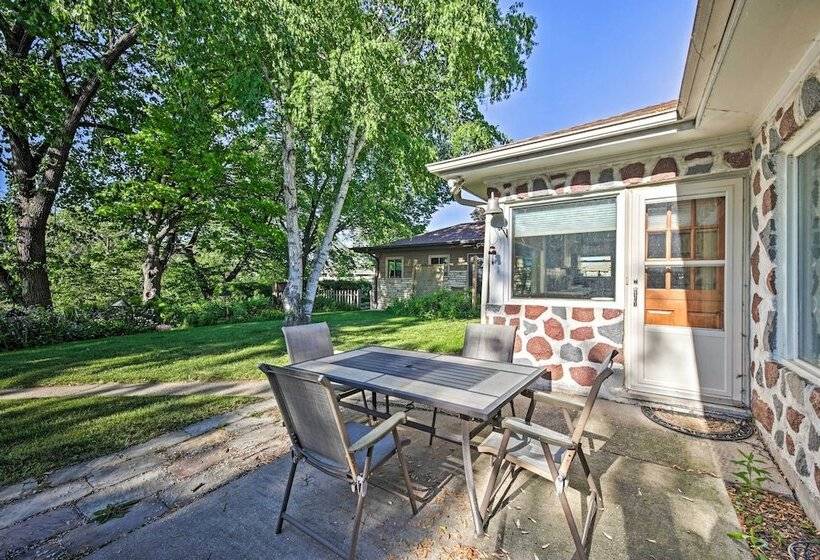 Riverfront Retreat ~ 4 Mi To Downtown Milwaukee!