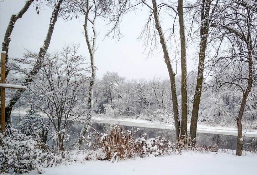 Riverfront Retreat ~ 4 Mi To Downtown Milwaukee!