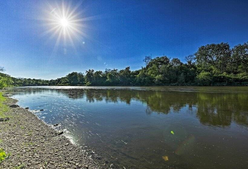 Riverfront Retreat ~ 4 Mi To Downtown Milwaukee!