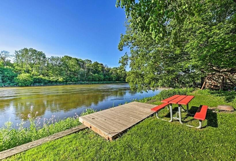 Riverfront Retreat ~ 4 Mi To Downtown Milwaukee!