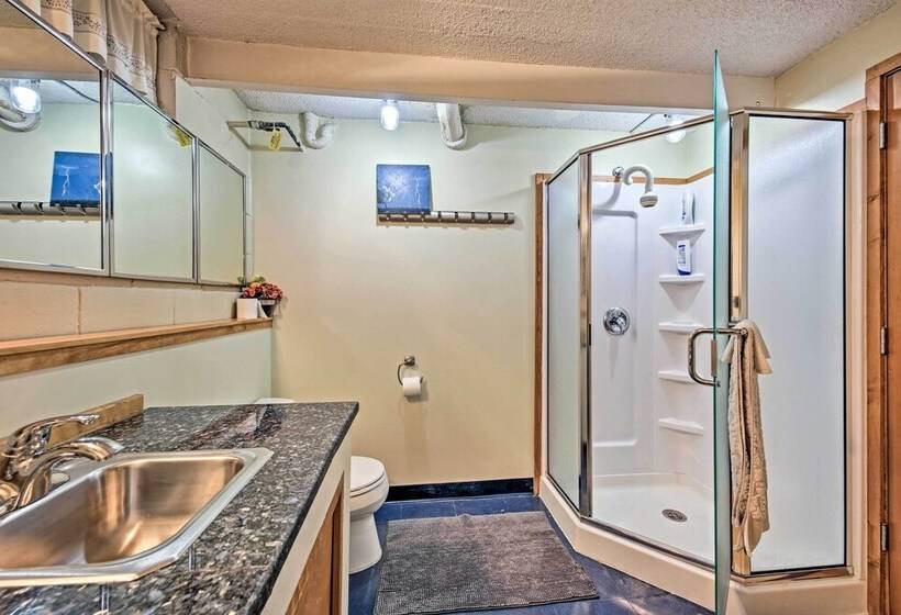 Riverfront Retreat ~ 4 Mi To Downtown Milwaukee!