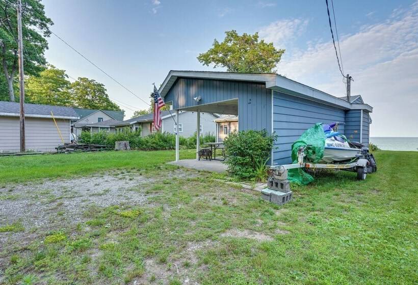 Seasonal Lakefront Tawas City Home W/ Grill!