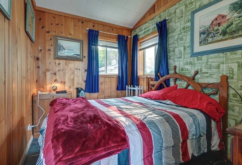 Seasonal Lakefront Tawas City Home W/ Grill!