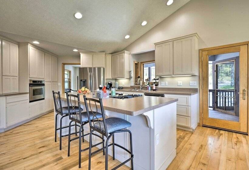 Hot Tub & Dogs Welcome: Secluded Oakland Gem