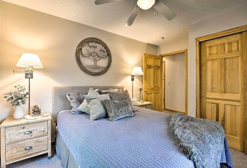 Hot Tub & Dogs Welcome: Secluded Oakland Gem