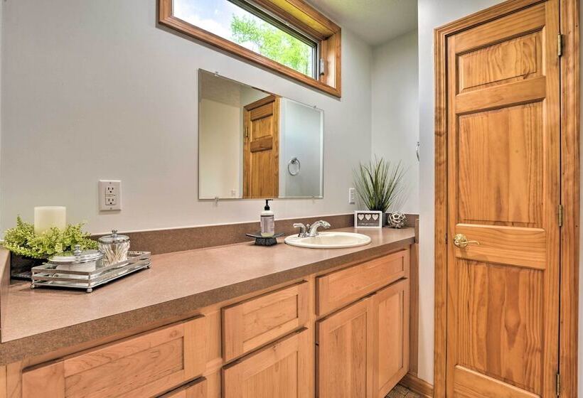 Hot Tub & Dogs Welcome: Secluded Oakland Gem