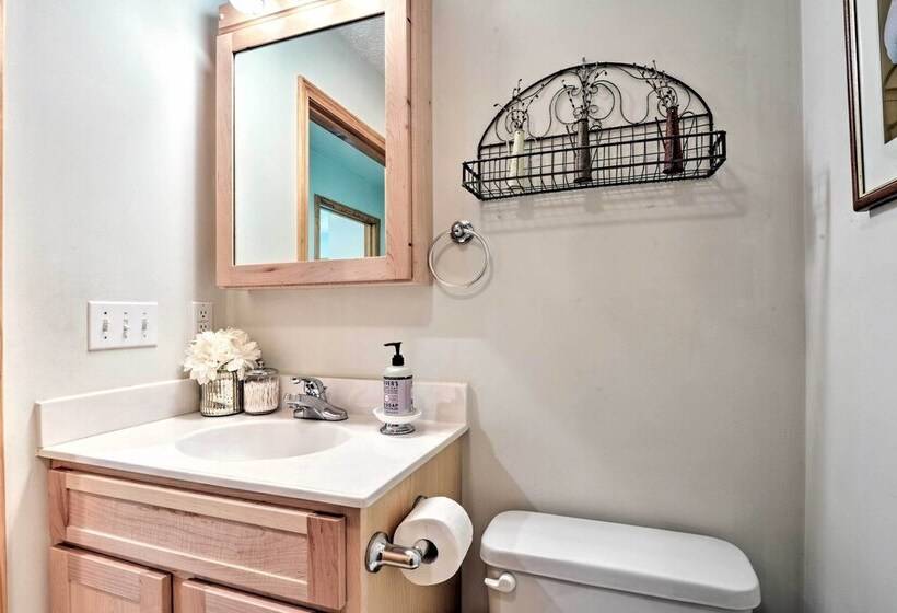 Hot Tub & Dogs Welcome: Secluded Oakland Gem