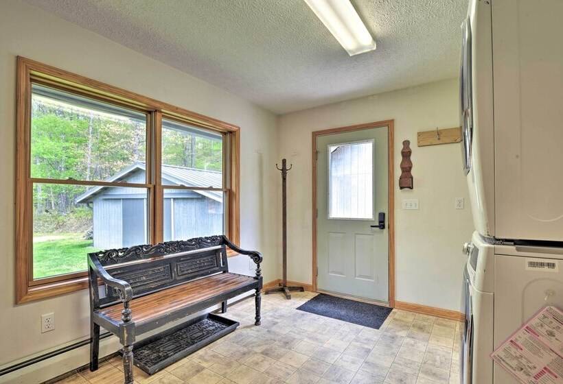 Hot Tub & Dogs Welcome: Secluded Oakland Gem