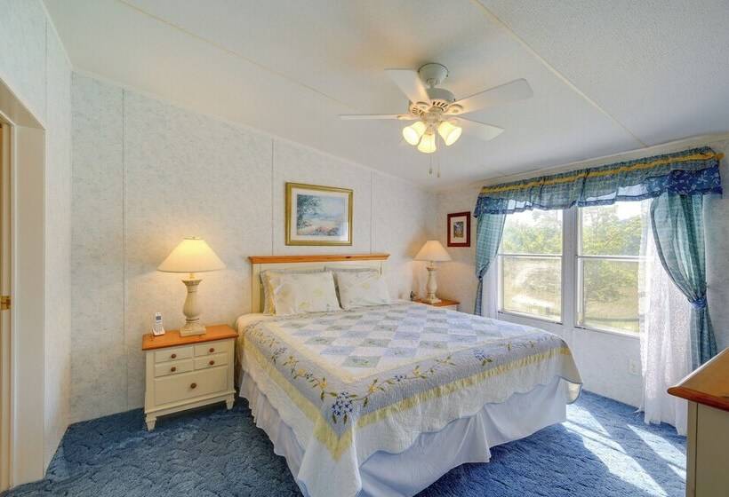 Serene Home: 2 Decks, 3 Mi To Blue Ridge Pkwy