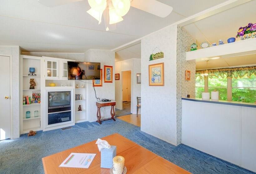 Serene Home: 2 Decks, 3 Mi To Blue Ridge Pkwy