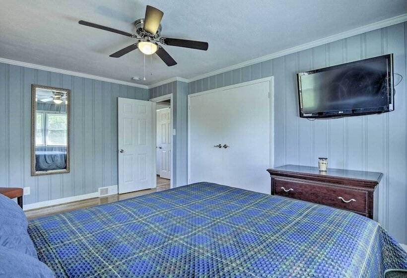 Serene Home On Pond 5 Mi To Dtwn Greensboro