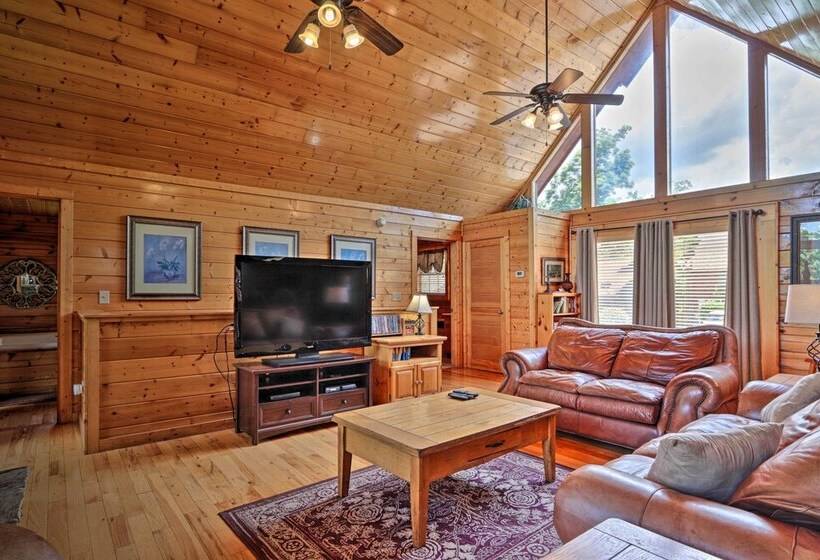 Sevierville Cabin W/ Games, Hot Tub & 4 King Beds!