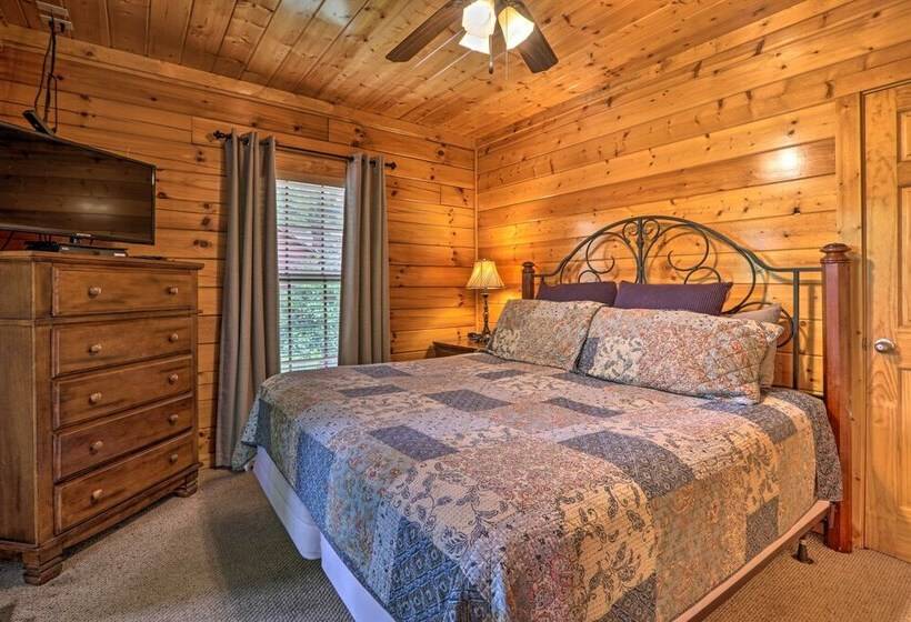 Sevierville Cabin W/ Games, Hot Tub & 4 King Beds!
